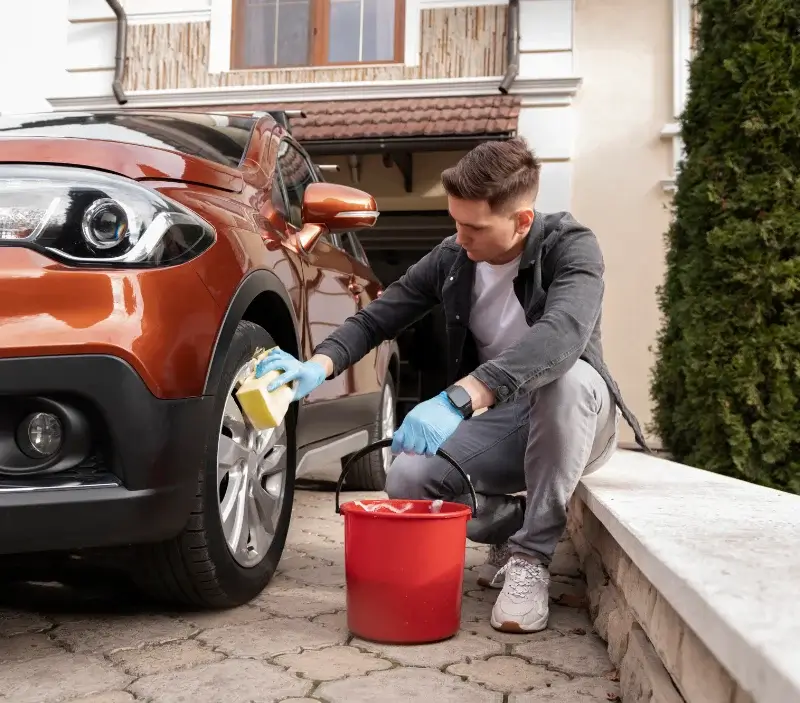 Lavage auto à domicile Saint-André-de-Majencoules : professionnel intervenant sur un véhicule